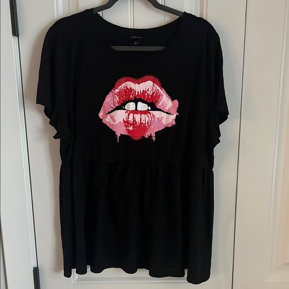 Torrid Black Heart Lips Babydoll Tee Size 3 - Picture 2 of 10